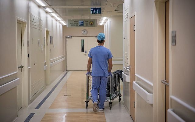 طبيب اسرائيلي مزيف يحتال على مرضى سرطان فلسطينيين بعشرات آلاف الشواقل